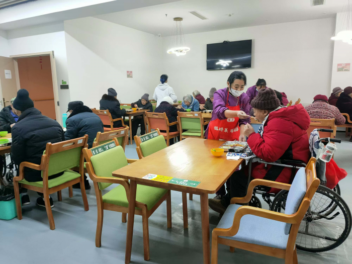 餐“中央厨房”正式向社会开放AG真人峨眉山市首个老年助(图1)